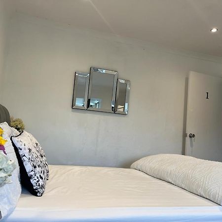 Blessings Of Peace Home Away From Home Cardiff Exterior foto